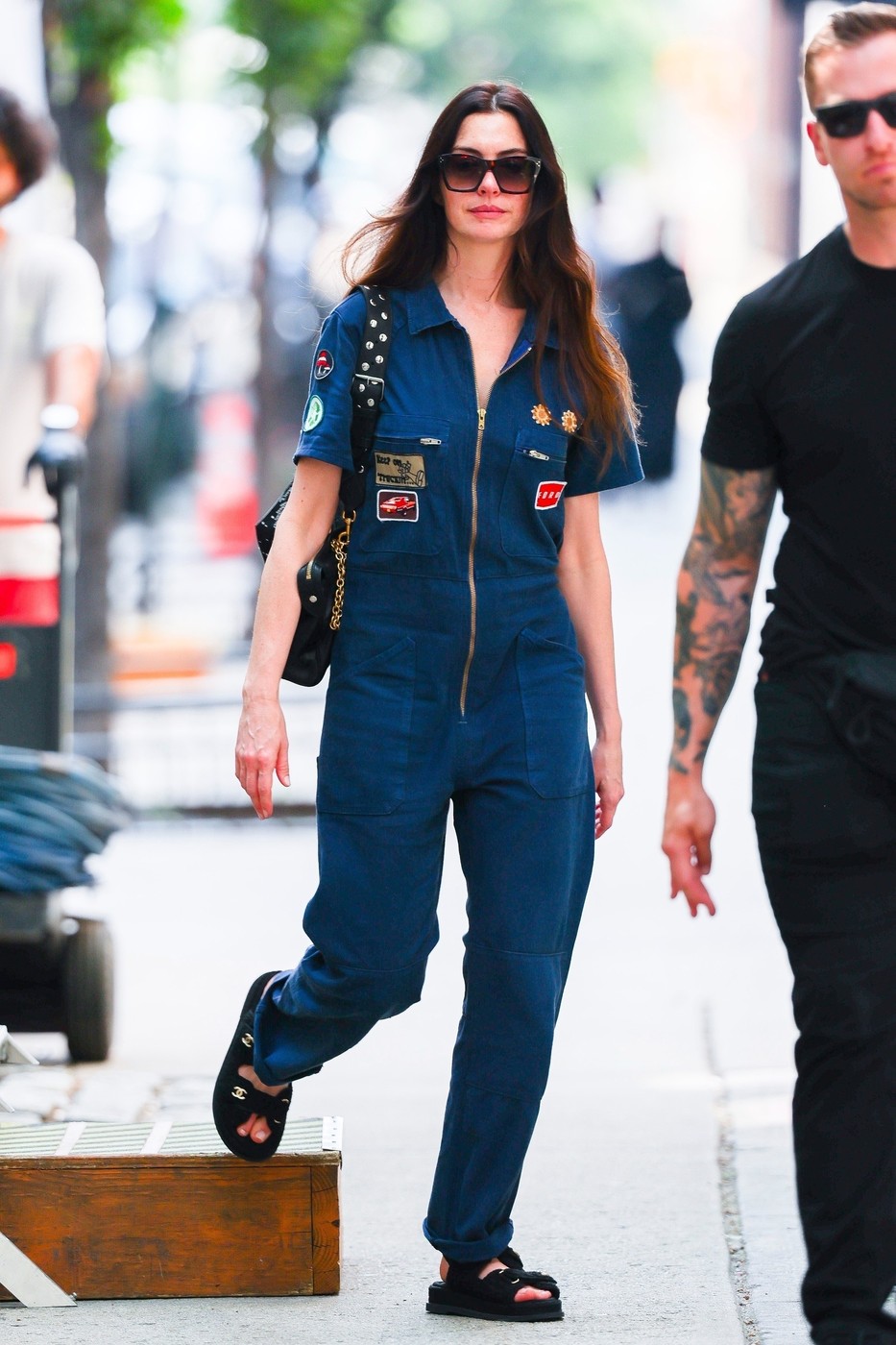 Đavo više ne nosi Pradu: En Hatavej na snimanju drugog dela kultnog filma nosi sandale zbog kojih bruji internet 2 Đavo više ne nosi Pradu: En Hatavej na snimanju drugog dela kultnog filma nosi sandale zbog kojih bruji internet