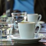 Čaša vode koju konobar donosi uz kafu nije namenjena za piće, već za nešto sasvim drugo