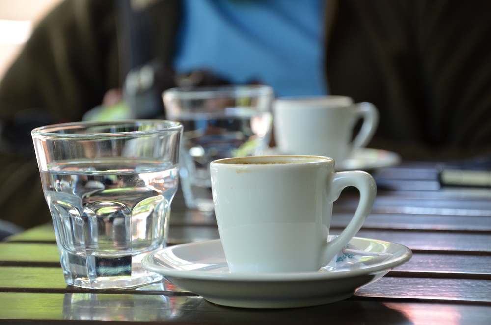 Čaša vode koju konobar donosi uz kafu nije namenjena za piće, već za nešto sasvim drugo