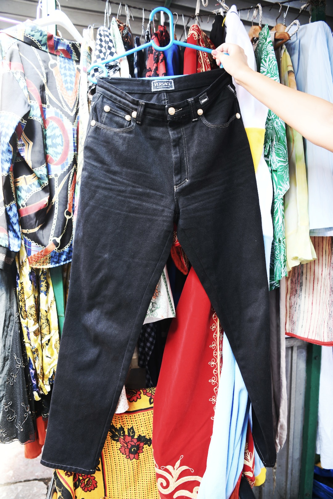 Kupila sam original Versace farmerke na Kalenić pijaci - cena je i više nego smešna 1 Kupila sam original Versace farmerke na Kalenić pijaci - cena je i više nego smešna