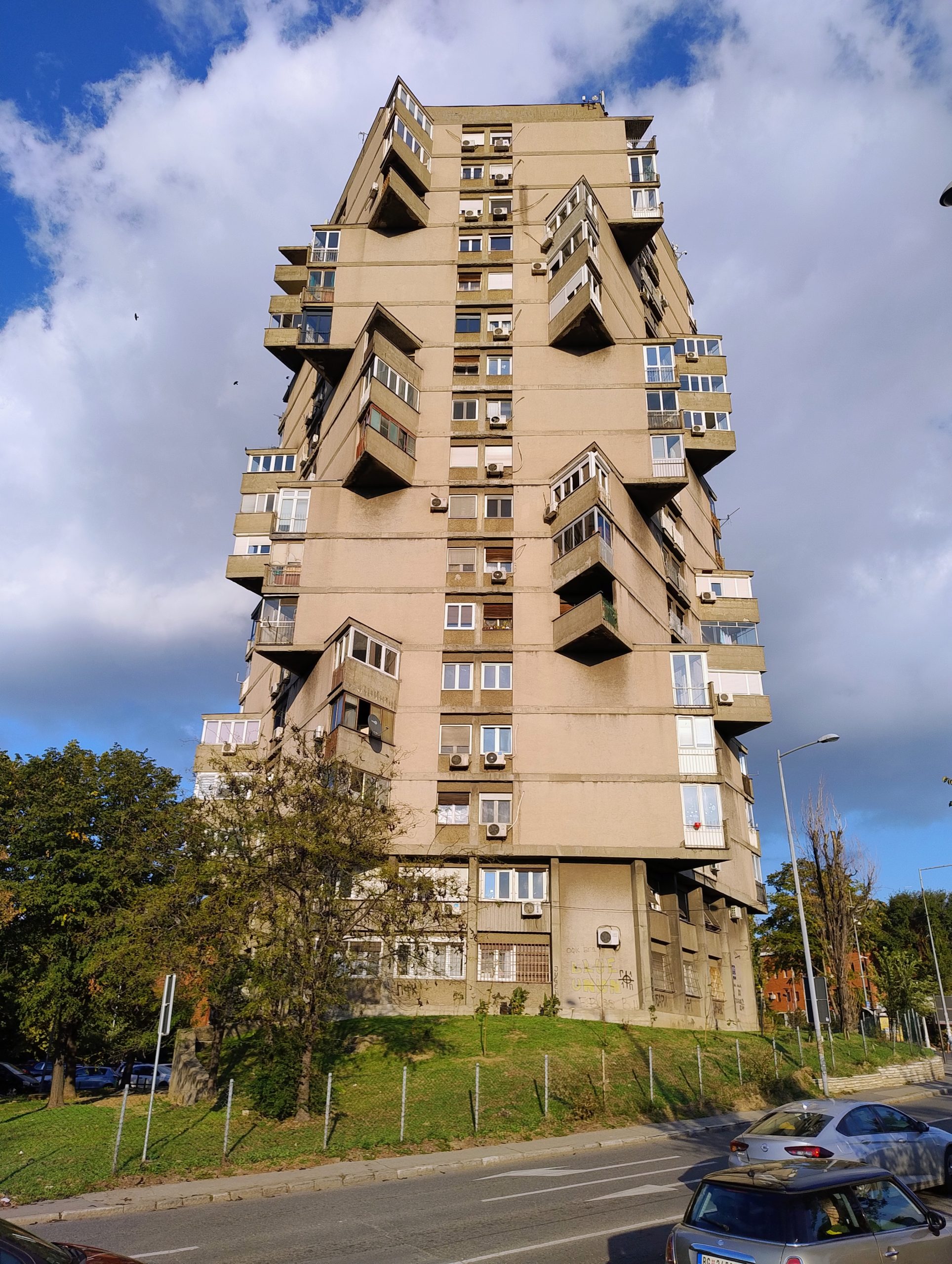 Betonska čokolada sa Karaburme: Priča o jednoj od najneobičnijih zgrada u Beogradu koju ili mrzite ili vam je prelepa 1 Betonska čokolada sa Karaburme: Priča o jednoj od najneobičnijih zgrada u Beogradu koju ili mrzite ili vam je prelepa