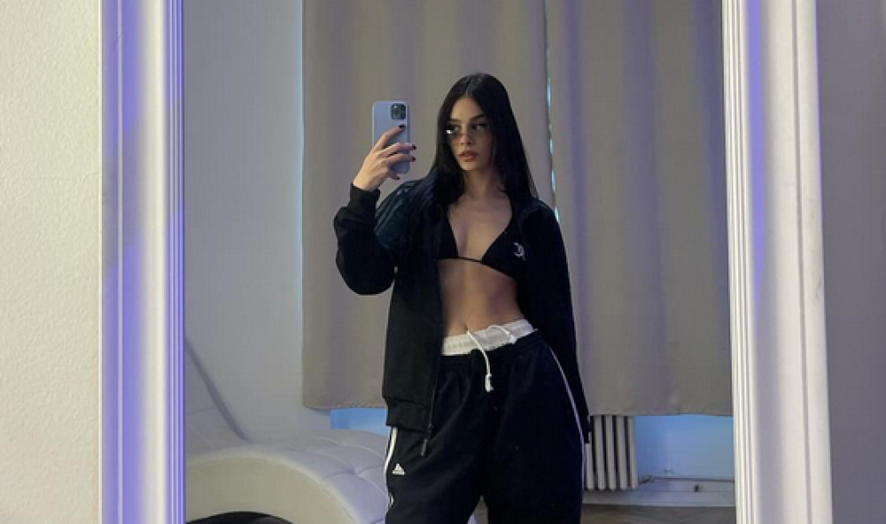 "Ja ti pričam tiho, dečko ti si psiho": Nadia peva najzaraznije stihove ovog leta, a znate je sa Pesme za Evroviziju