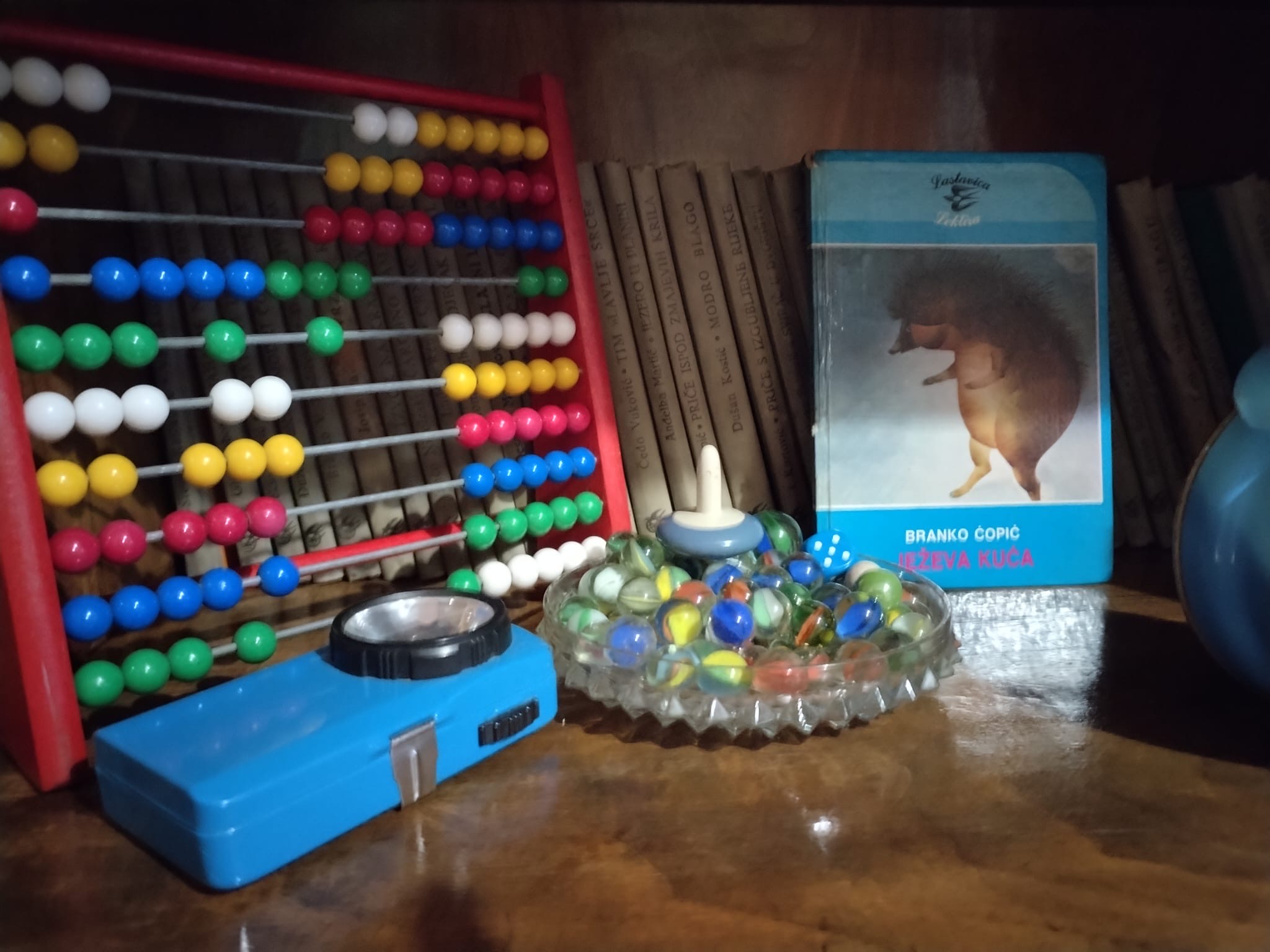 Zavirite u đačku sobu kakvu su 80-ih svi imali: Ove fotke mogle bi da rasplaču svakog ko je išao u školu za vreme Jugoslavije 2 Zavirite u đačku sobu kakvu su 80-ih svi imali: Ove fotke mogle bi da rasplaču svakog ko je išao u školu za vreme Jugoslavije