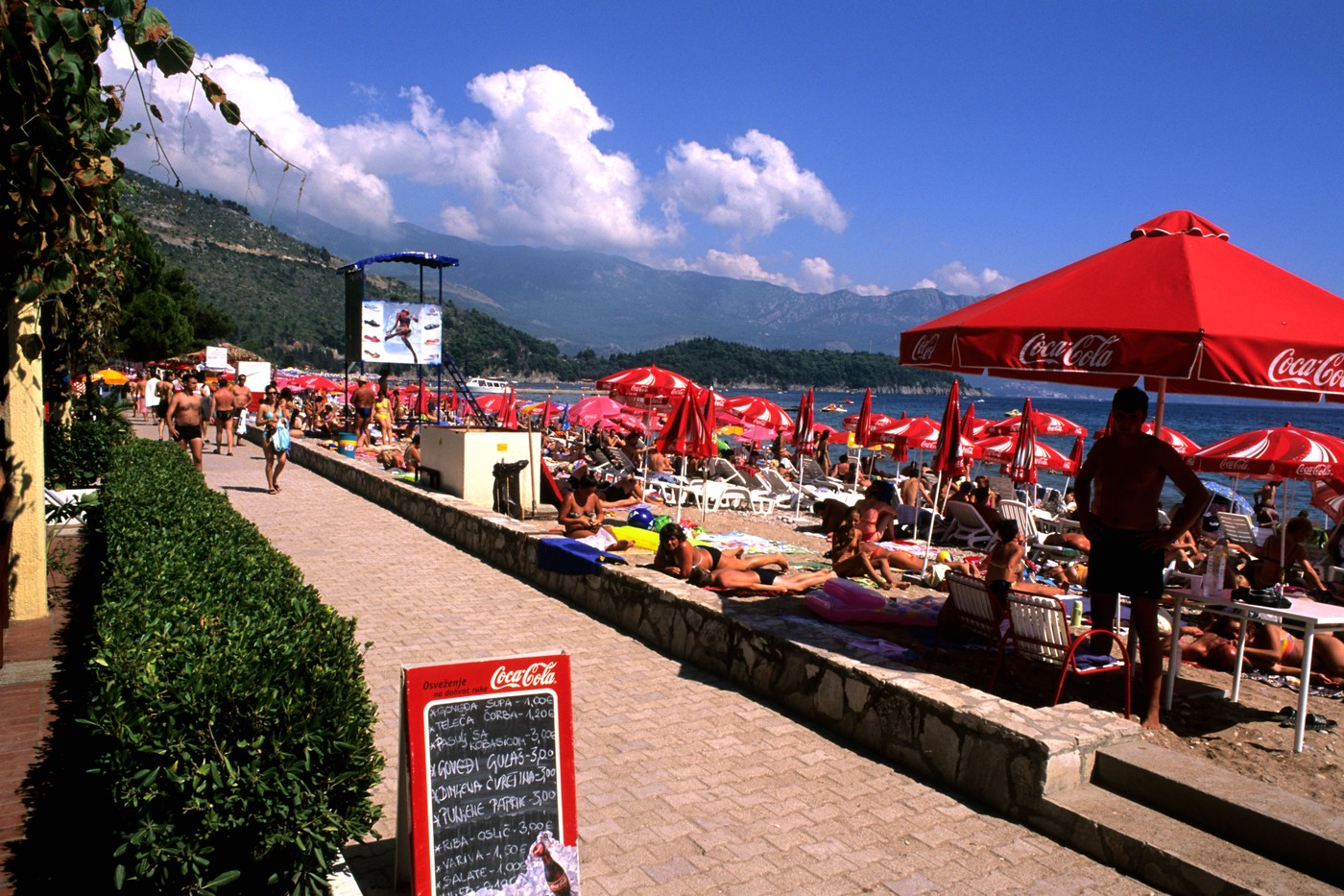 Račun iz kafića u Budvi od kog nas je zabolela glava: Sada je jasno zašto je sve prazno