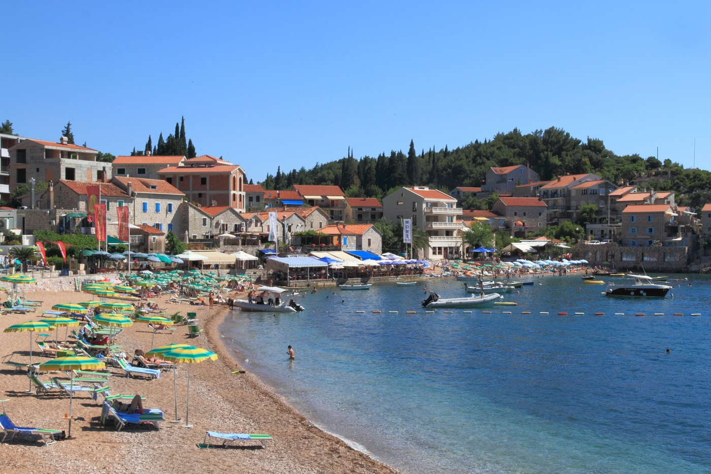 "Turizam na aparatima": Cena ležaljki i suncobrana na plaži Pržno najbolji je primer kako oterati turiste