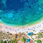 Bajkovita uvala na Korčuli ima tirkizno more, do nje se lako dolazi, a u ovom periodu parking je besplatan