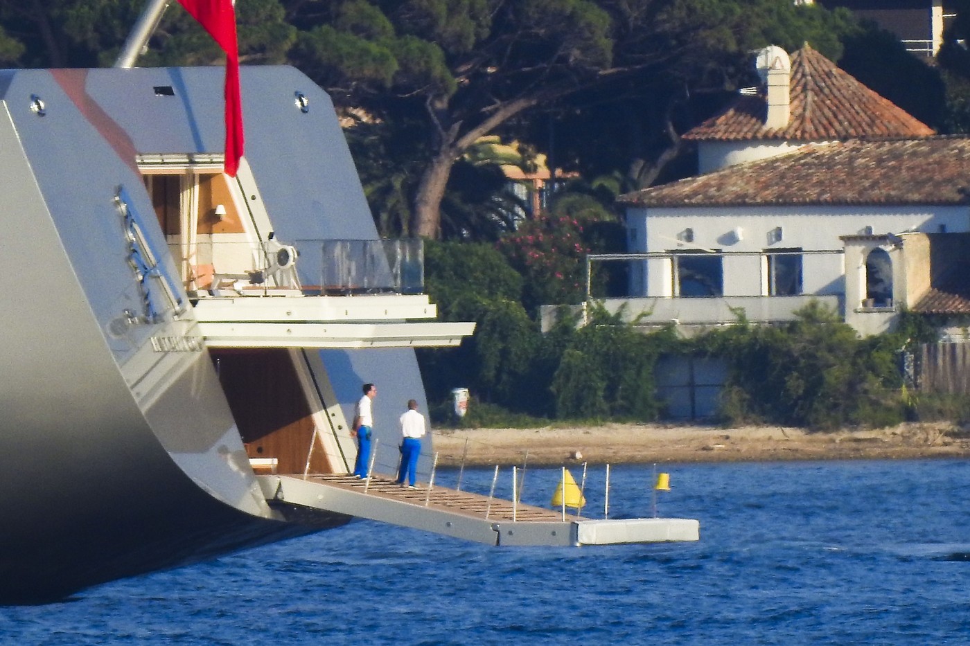 Priča o plutajućoj palati najbogatije Srpkinje: Vredi pola milijarde, a zaplenjena stoji u Trstu i fascinira prolaznike 2 Priča o plutajućoj palati najbogatije Srpkinje: Vredi pola milijarde, a zaplenjena stoji u Trstu i fascinira prolaznike