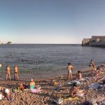 Devojka u videu pokazala kako pravi Balkanci čuvaju stvari od lopova na plaži: Ovaj trik je tako smešan, ali efikasan