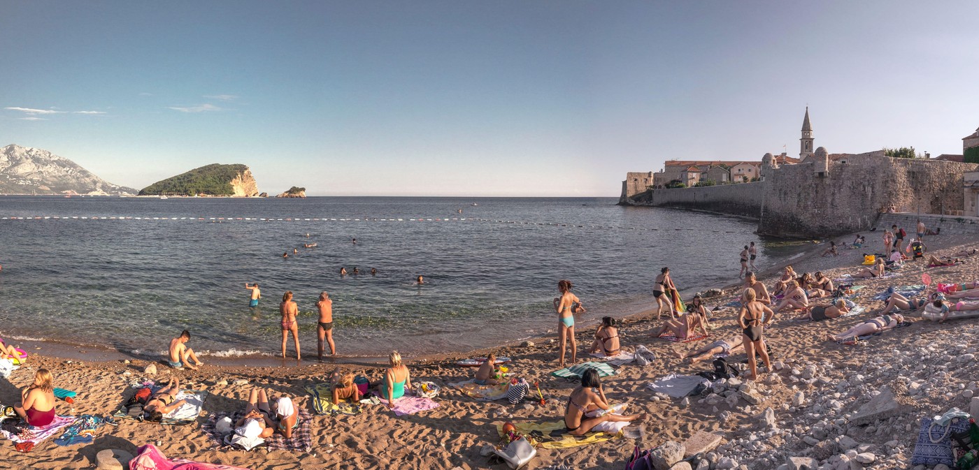 Devojka u videu pokazala kako pravi Balkanci čuvaju stvari od lopova na plaži: Ovaj trik je tako smešan, ali efikasan
