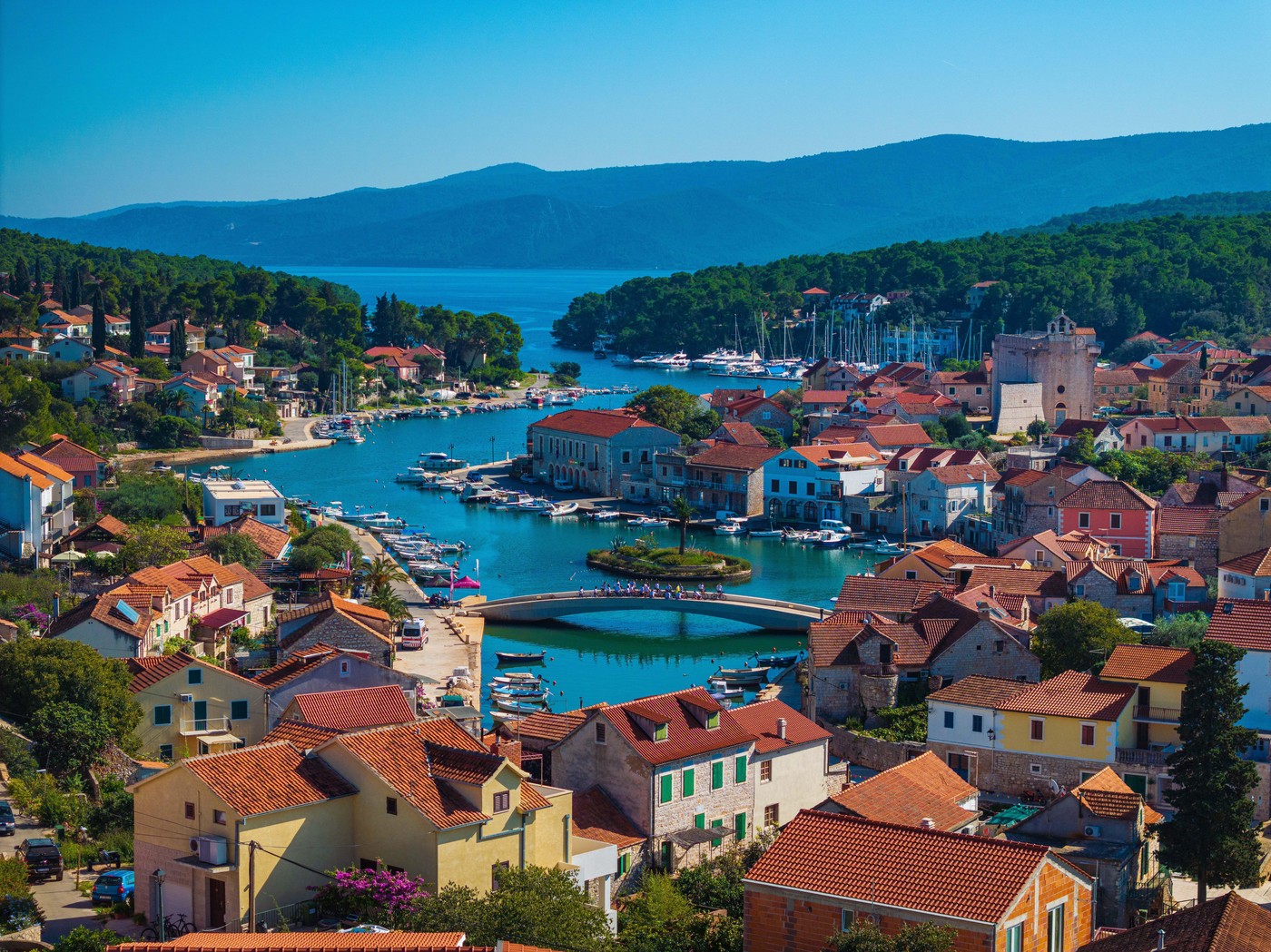 Ovaj pomorski grad u našem komšiluku nazivaju "Malom Venecijom": Pun je skrivenih kupališta koja osvajaju na prvi pogled