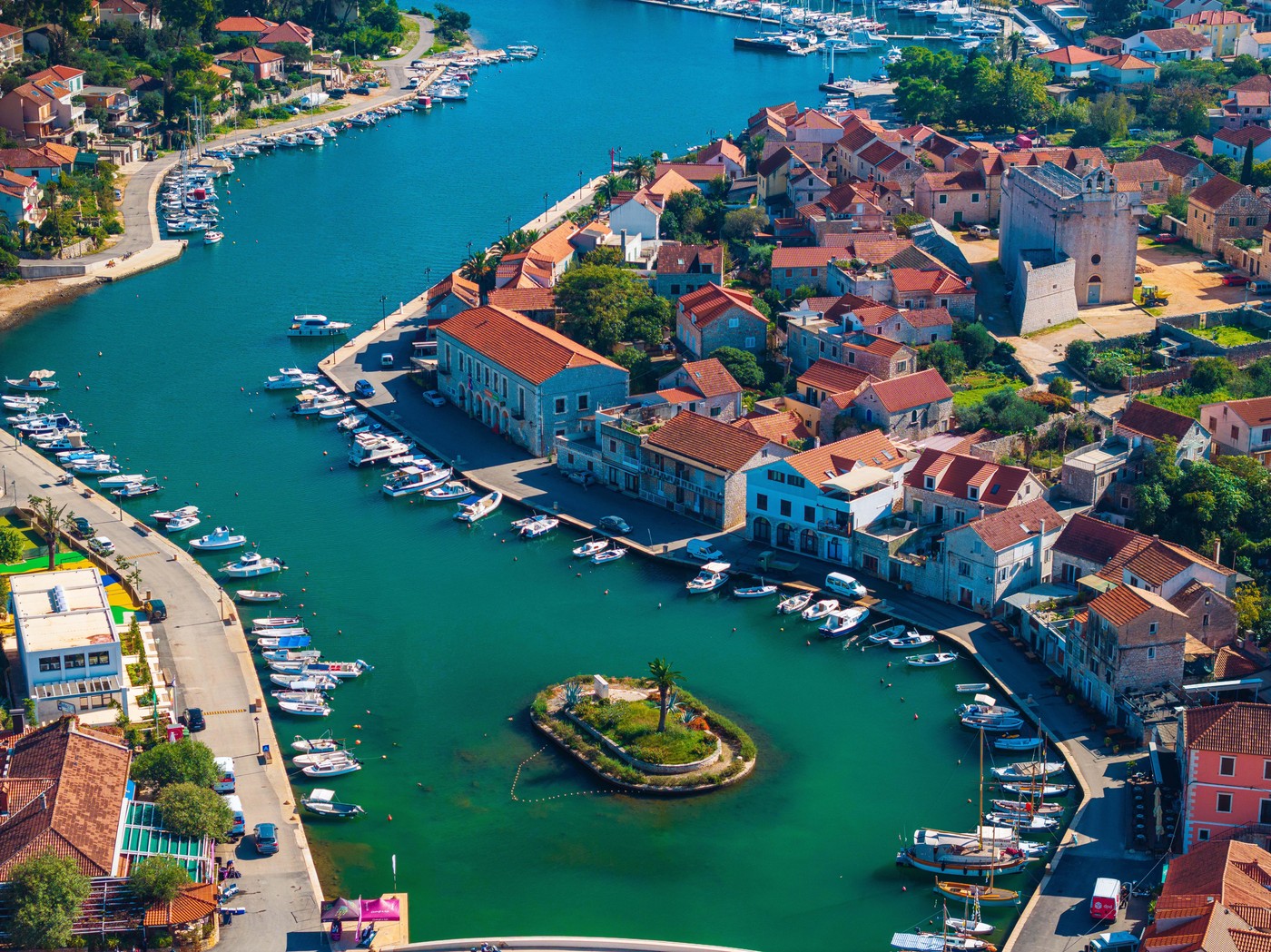 Ovaj pomorski grad u našem komšiluku nazivaju "Malom Venecijom": Pun je skrivenih kupališta koja osvajaju na prvi pogled 1 Ovaj pomorski grad u našem komšiluku nazivaju "Malom Venecijom": Pun je skrivenih kupališta koja osvajaju na prvi pogled