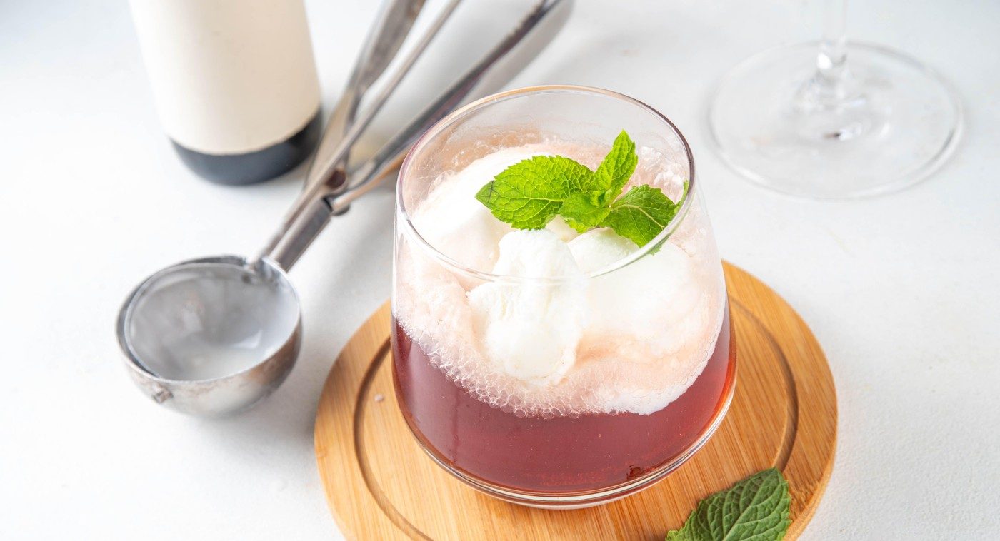 Letnji trend sa TikToka: Crveno vino i sladoled u istoj čaši? Da, i neverovatno je dobro