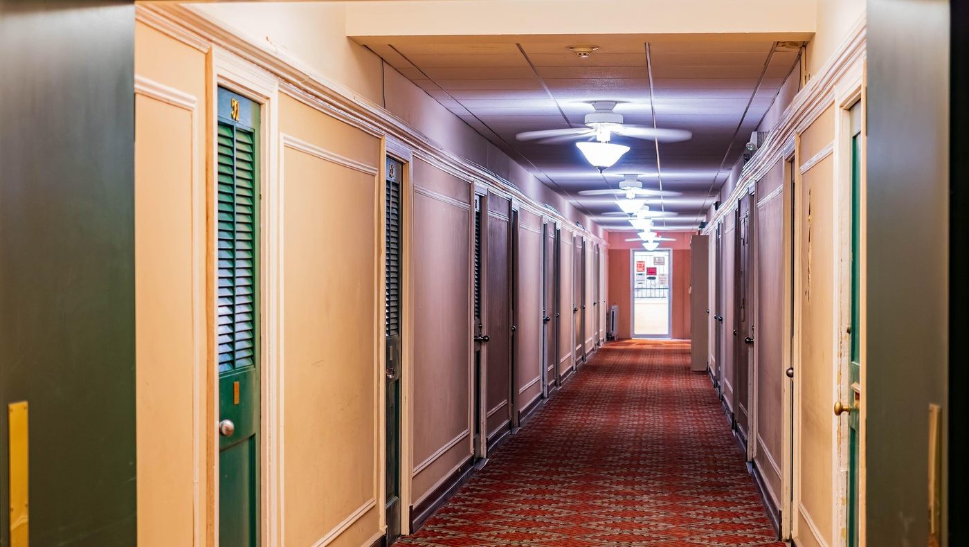 Zašto mnogi hoteli nemaju sobu 420 – i šta se krije iza tog broja