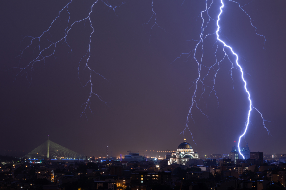Evo zašto nikada ne bi trebalo da se tuširate tokom grmljavine i oluje: Može da bude kobno