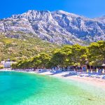 Mirisni borovi, beli šljunak i more čisto kao suza: Plaža na Jadranu na koju se turisti uvek vraćaju