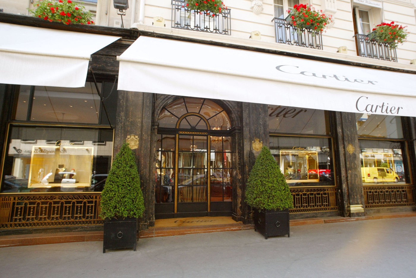 Šta rade Karađorđevići na fasadi Cartiera širom sveta: Priča starija više od 100 godina 1 Šta rade Karađorđevići na fasadi Cartiera širom sveta: Priča starija više od 100 godina