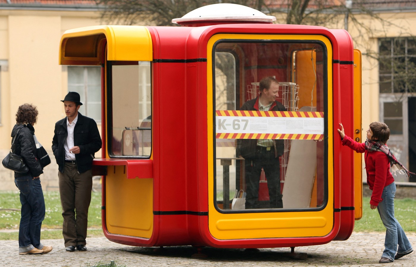 Crveni kiosk u početku služio samo za ukras: Stari isečak iz 1975. otkriva kako su viršle bile zaglavljene u administraciji