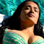 Salma Hajek proslavila rođendan fotkom u kupaćem: "59 krugova oko sunca i još uvek plešem"