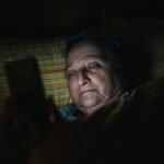 Doomscrolling: Zašto ne možemo da prestanemo da čitamo loše vesti i kako tome da stanemo na kraj