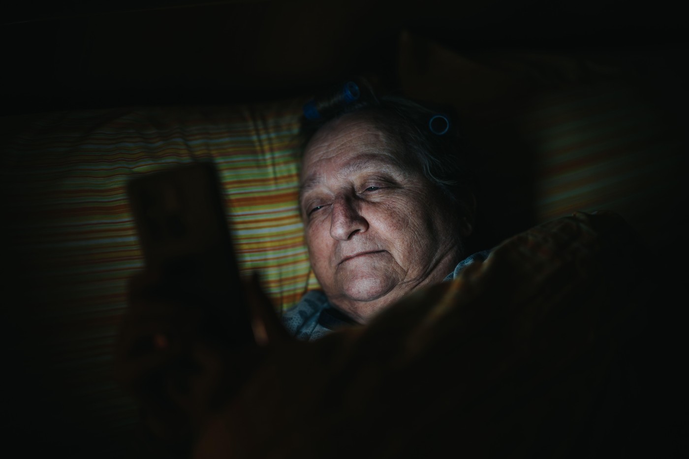 Doomscrolling: Zašto ne možemo da prestanemo da čitamo loše vesti i kako tome da stanemo na kraj