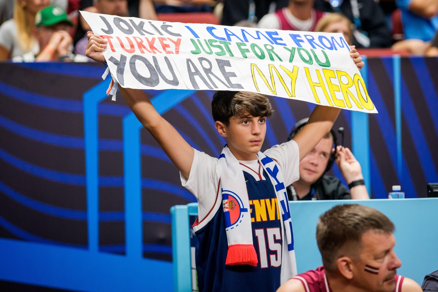 Transparent mladog Turčina raznežio i Jokića i celu Srbiju: "Došao sam zbog tebe..." 1 Transparent mladog Turčina raznežio i Jokića i celu Srbiju: "Došao sam zbog tebe..."
