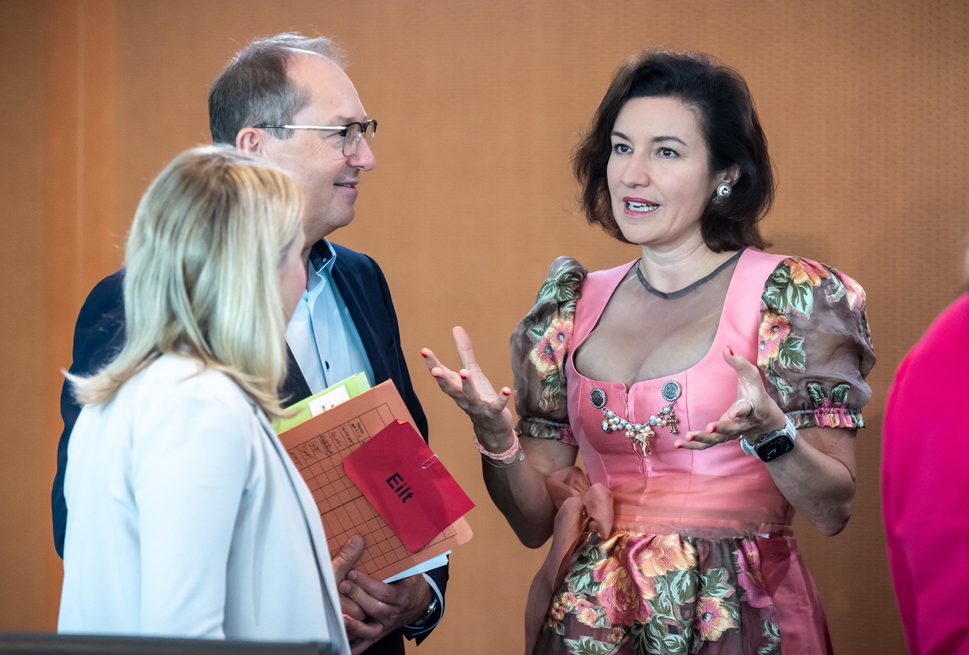 Nemačka ministarka došla na sednicu Vlade u neobičnom izdanju, a onda se pravdala novinarima kako "žuri na proslavu"