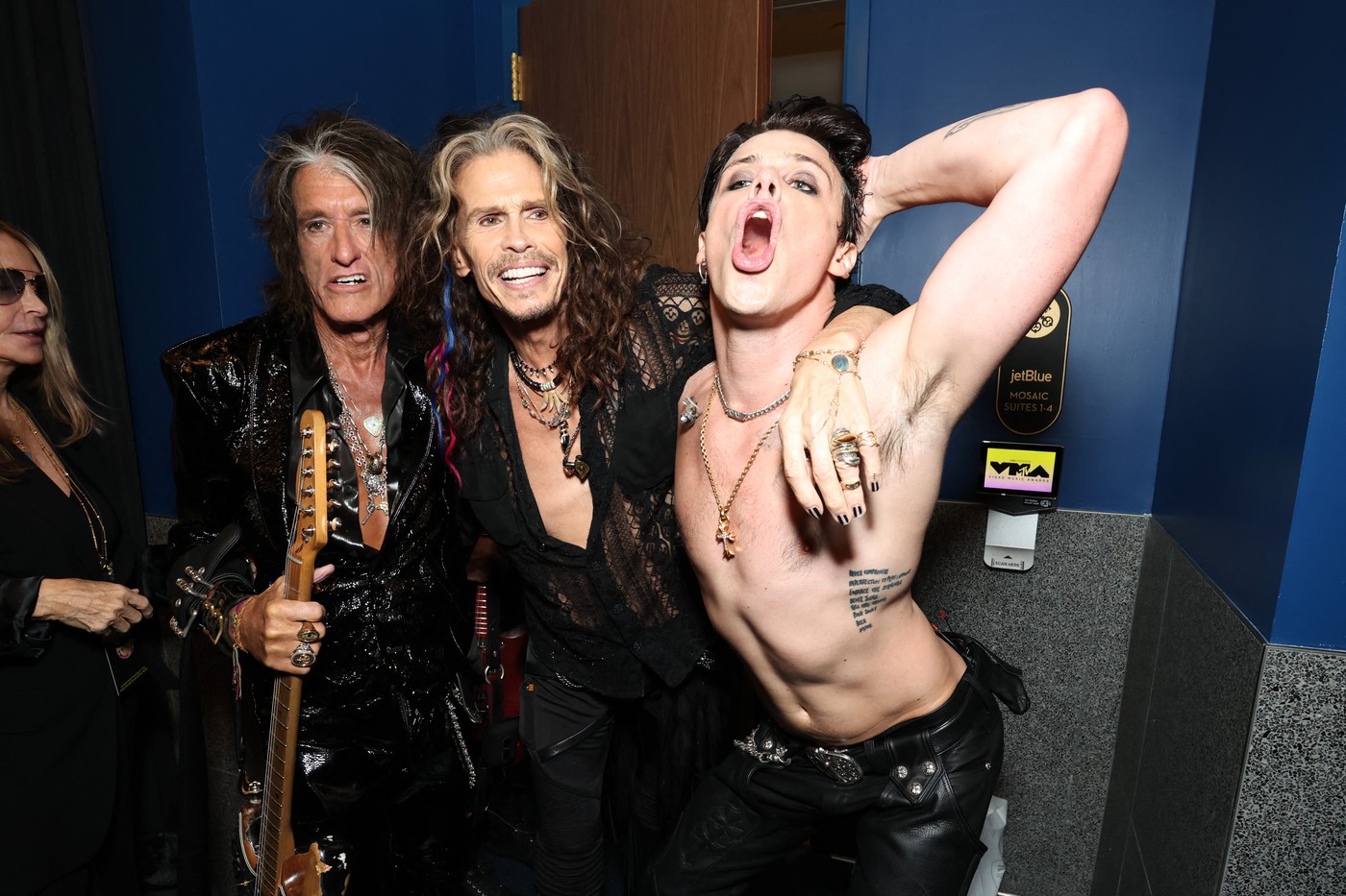 Opasno niske pantalone i goli torzo: Ovo je najluđi stajling na VMA nagradama 3 Opasno niske pantalone i goli torzo: Ovo je najluđi stajling na VMA nagradama