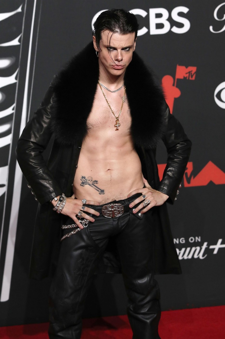 Opasno niske pantalone i goli torzo: Ovo je najluđi stajling na VMA nagradama 1 Opasno niske pantalone i goli torzo: Ovo je najluđi stajling na VMA nagradama