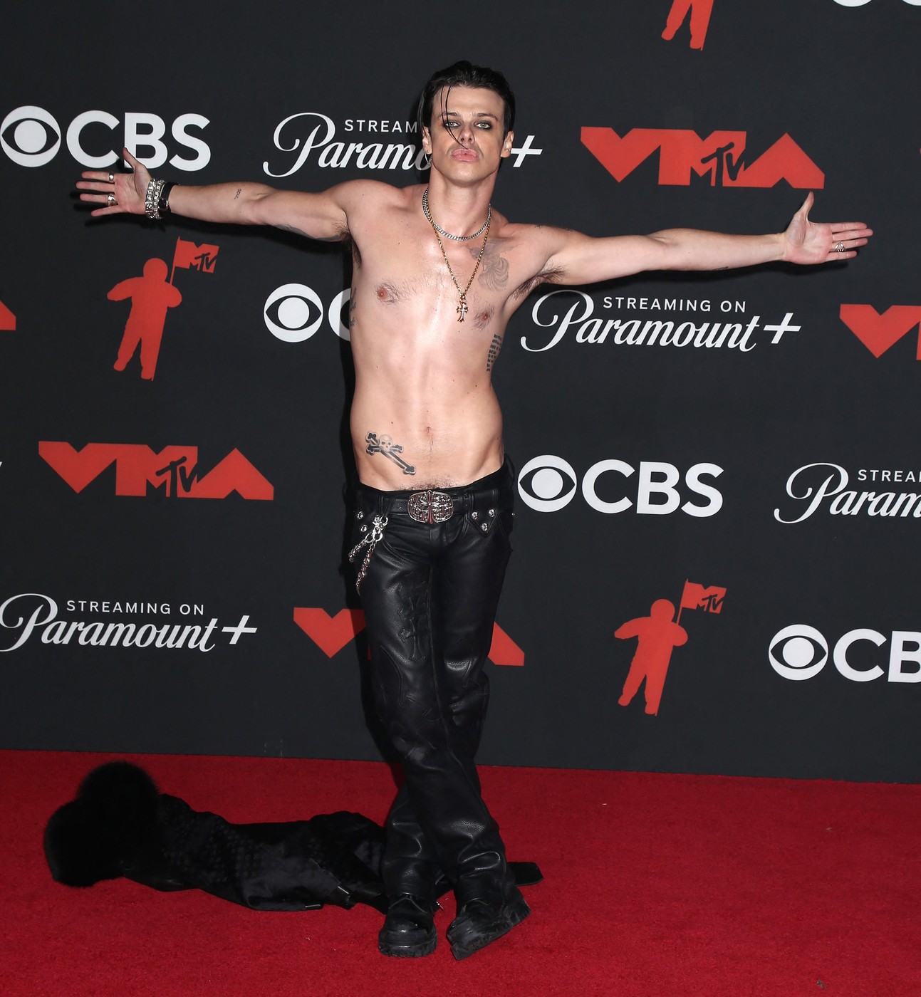 Opasno niske pantalone i goli torzo: Ovo je najluđi stajling na VMA nagradama 2 Opasno niske pantalone i goli torzo: Ovo je najluđi stajling na VMA nagradama