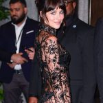 I dok su svi gledali u dramatičnu haljinu Dakote Džonson, mi smo se zaljubili u nokte: Zavodljiva nijansa kao stvorena za jesen