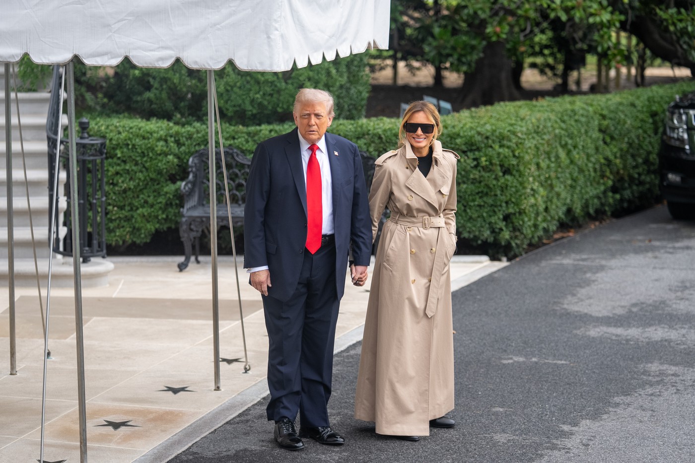 Zbog jednog detalja sve oči su uprte u mantil Melanije Tramp: Ovaj kultni komad je sinonim britanske elegancije 1 Zbog jednog detalja sve oči su uprte u mantil Melanije Tramp: Ovaj kultni komad je sinonim britanske elegancije