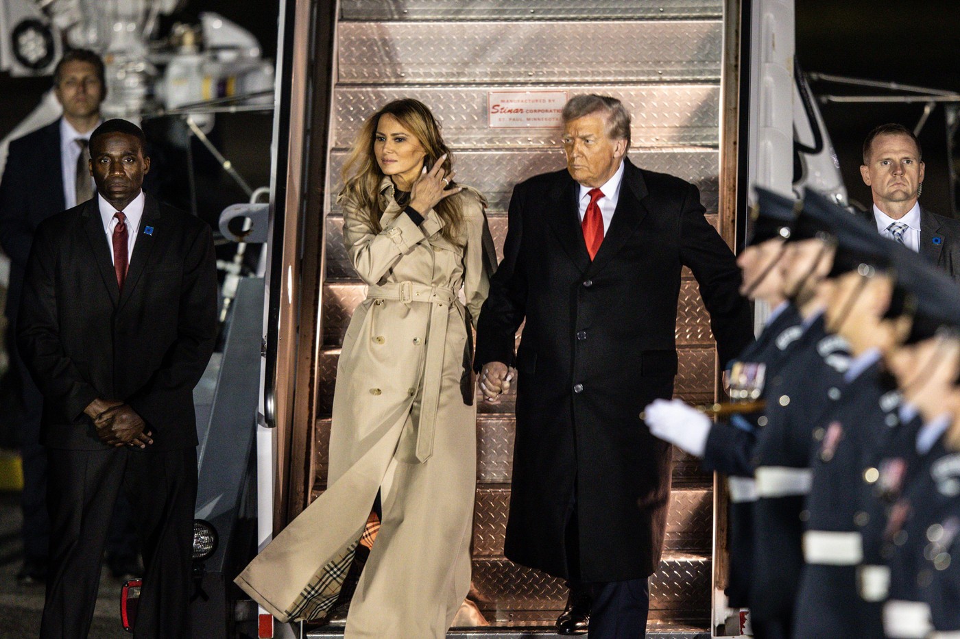 Zbog jednog detalja sve oči su uprte u mantil Melanije Tramp: Ovaj kultni komad je sinonim britanske elegancije 2 Zbog jednog detalja sve oči su uprte u mantil Melanije Tramp: Ovaj kultni komad je sinonim britanske elegancije