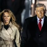 Zbog jednog detalja sve oči su uprte u mantil Melanije Tramp: Ovaj kultni komad je sinonim britanske elegancije