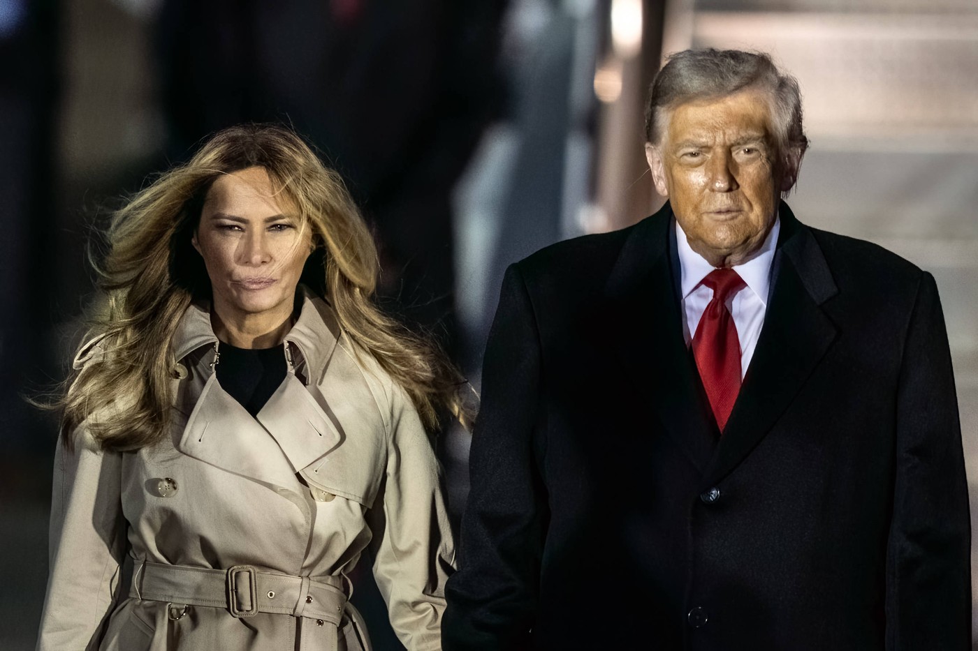 Zbog jednog detalja sve oči su uprte u mantil Melanije Tramp: Ovaj kultni komad je sinonim britanske elegancije Zbog jednog detalja sve oči su uprte u mantil Melanije Tramp: Ovaj kultni komad je sinonim britanske elegancije