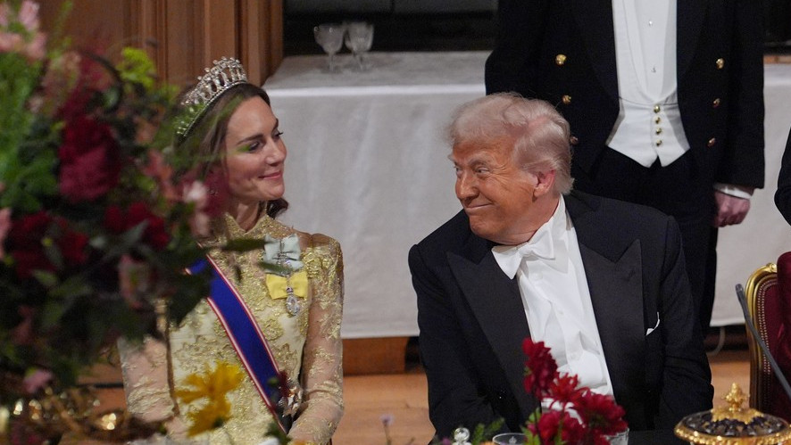 Zlatno izdanje Kejt Midlton zasenilo čak i Melanijina gola ramena: Izgledom je očarala sve, a naročito predsednika Trampa Zlatno izdanje Kejt Midlton zasenilo čak i Melanijina gola ramena: Izgledom je očarala sve, a naročito predsednika Trampa