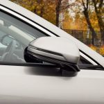 Sve više vozača prekriva retrovizore automobila plastičnom kesom: Postoji dobar razlog