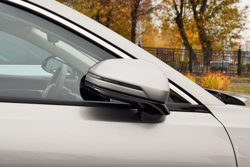 Sve više vozača prekriva retrovizore automobila plastičnom kesom: Postoji dobar razlog