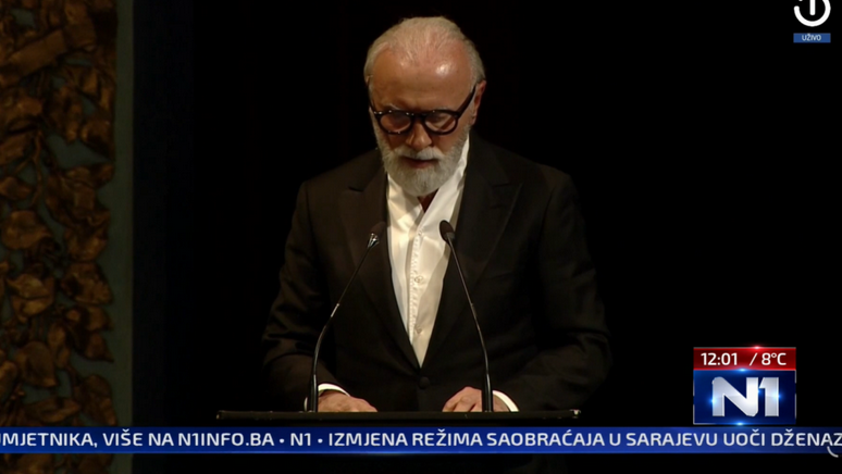 „Mnogo će vode Bosnom proteći dok se takva duša rodi“: Dino Merlin rasplakao hiljade ljudi na komemoraciji Halidu Bešliću