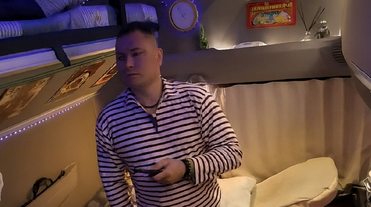 Vozač kamiona pokazao gde spava, pa iznenadio mnoge:  Vozač kamiona pokazao gde spava, pa iznenadio mnoge: