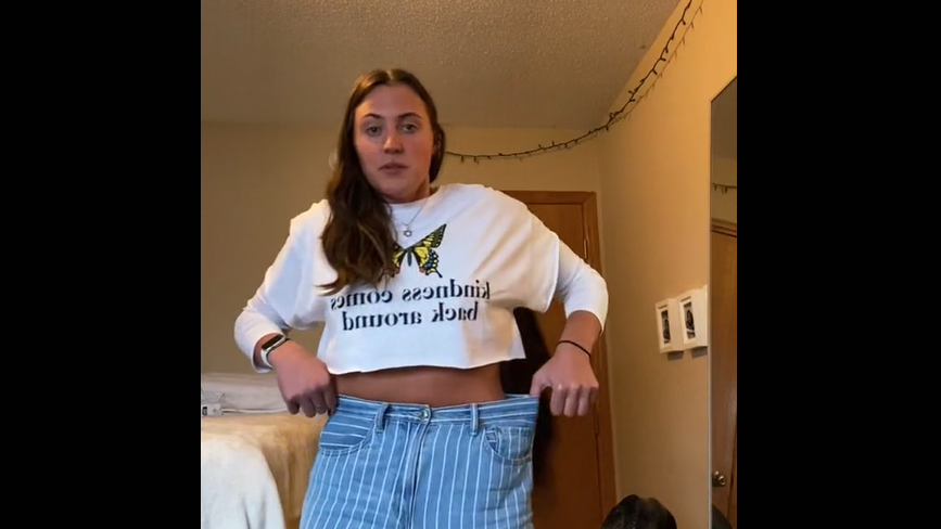 Bakin trik za uske farmerke zaludeo TikTok: Ima četiri miliona pregleda, kažu da radi, košta 0 dinara