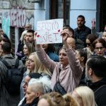 Hiljade ljudi opraštaju se od Halida Bešlića, na komemoraciji obratila se njegova unuka: "Ti si naša ljubav"