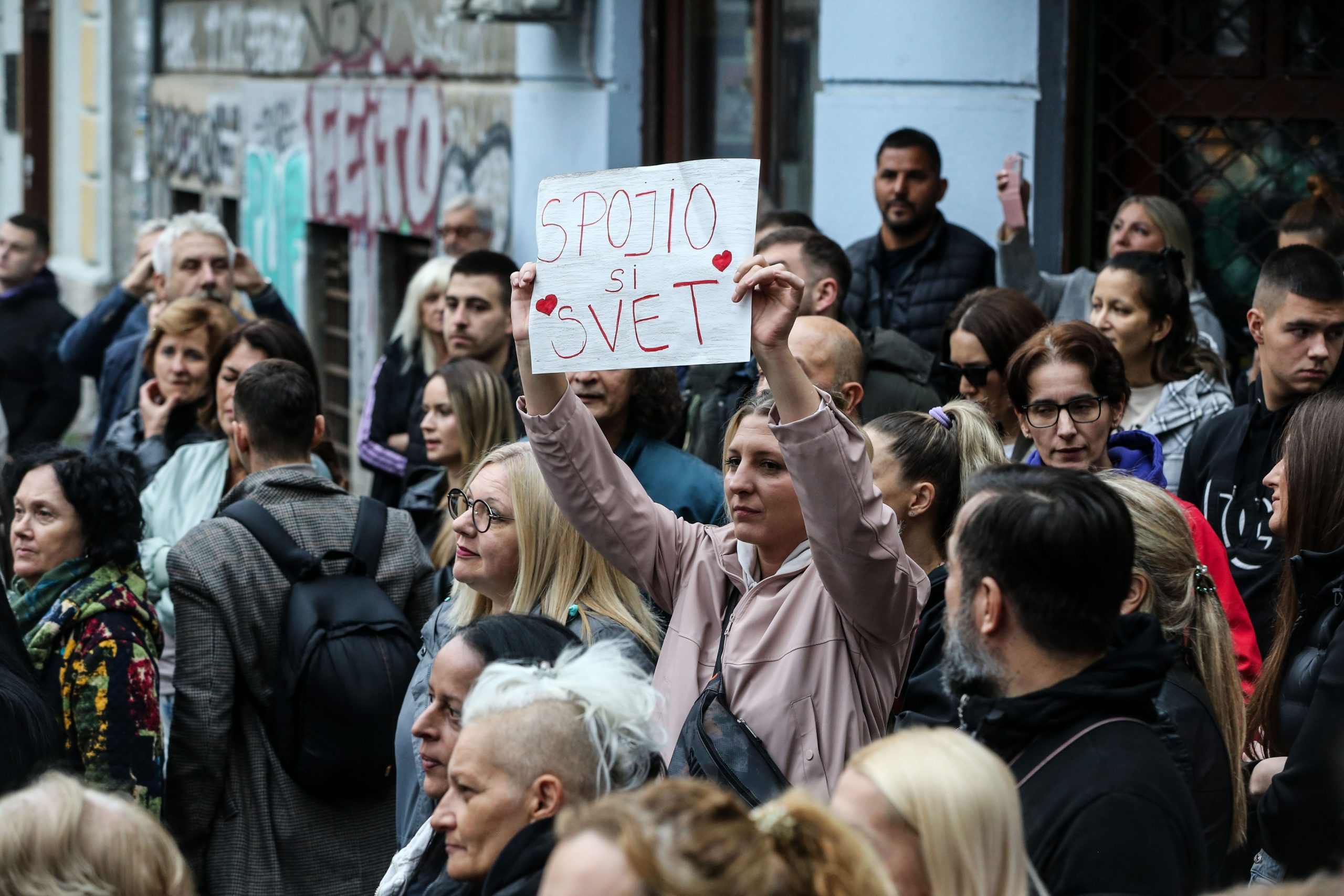 Hiljade ljudi opraštaju se od Halida Bešlića, na komemoraciji obratila se njegova unuka: “Ti si naša ljubav” Hiljade ljudi opraštaju se od Halida Bešlića, na komemoraciji obratila se njegova unuka: "Ti si naša ljubav"