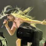 Senidah opet ruši pravila: Lumberjack cipele, dres i mrežaste čarape, nespojivo, a izgleda odlično