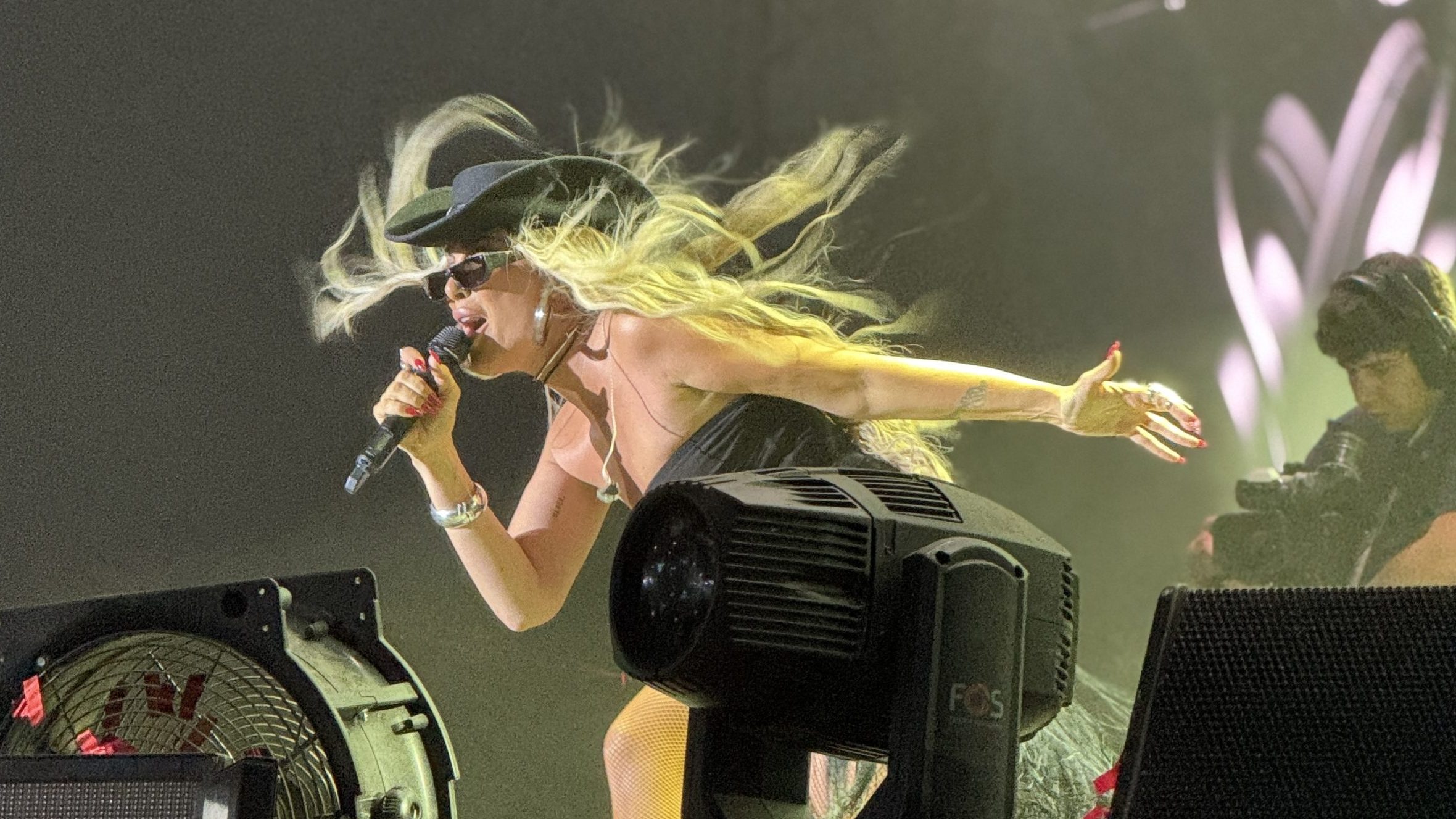 Senidah opet ruši pravila: Lumberjack cipele, dres i mrežaste čarape, nespojivo, a izgleda odlično