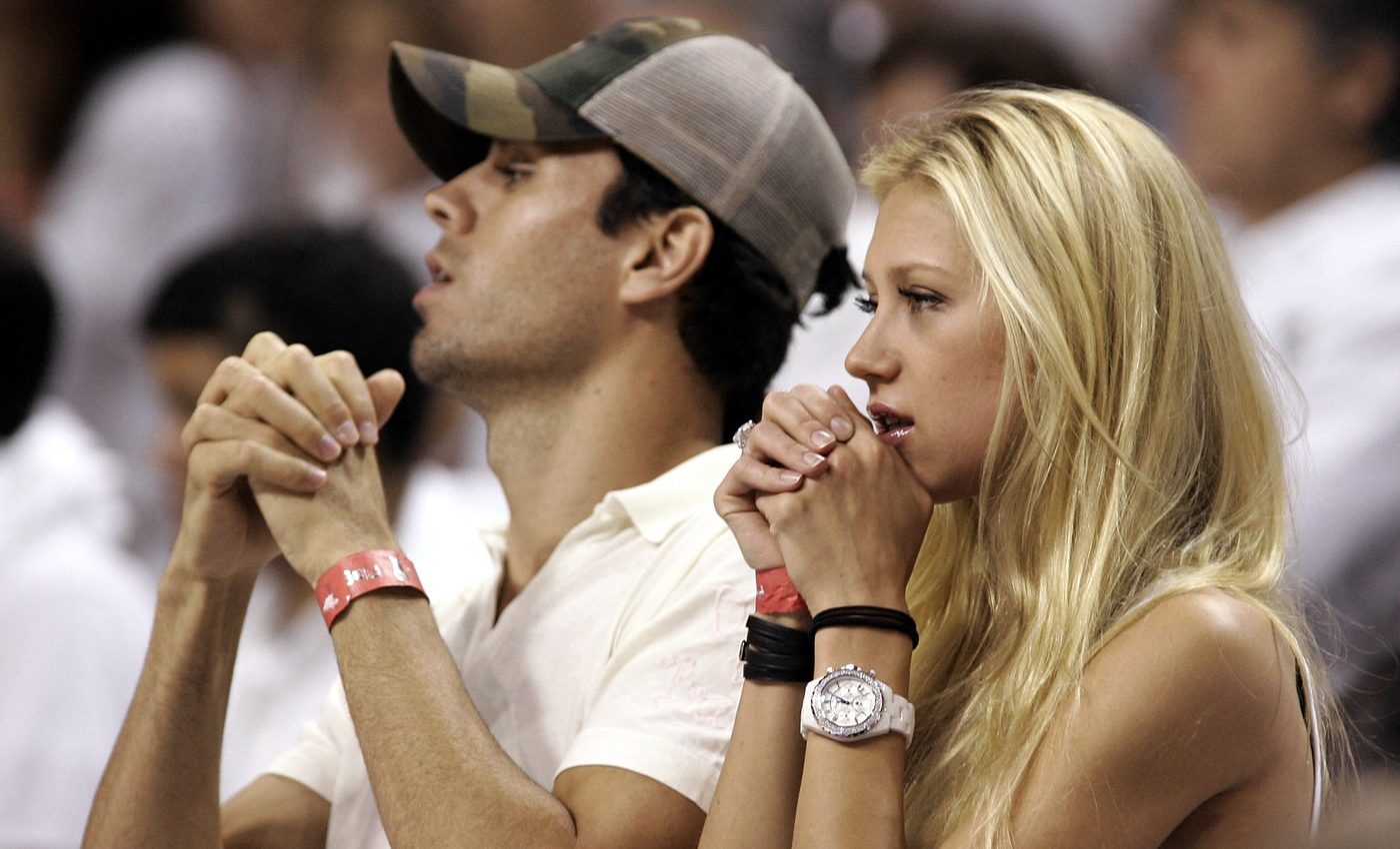 Retka porodična fotka trudne Ane Kurnikove sa decom