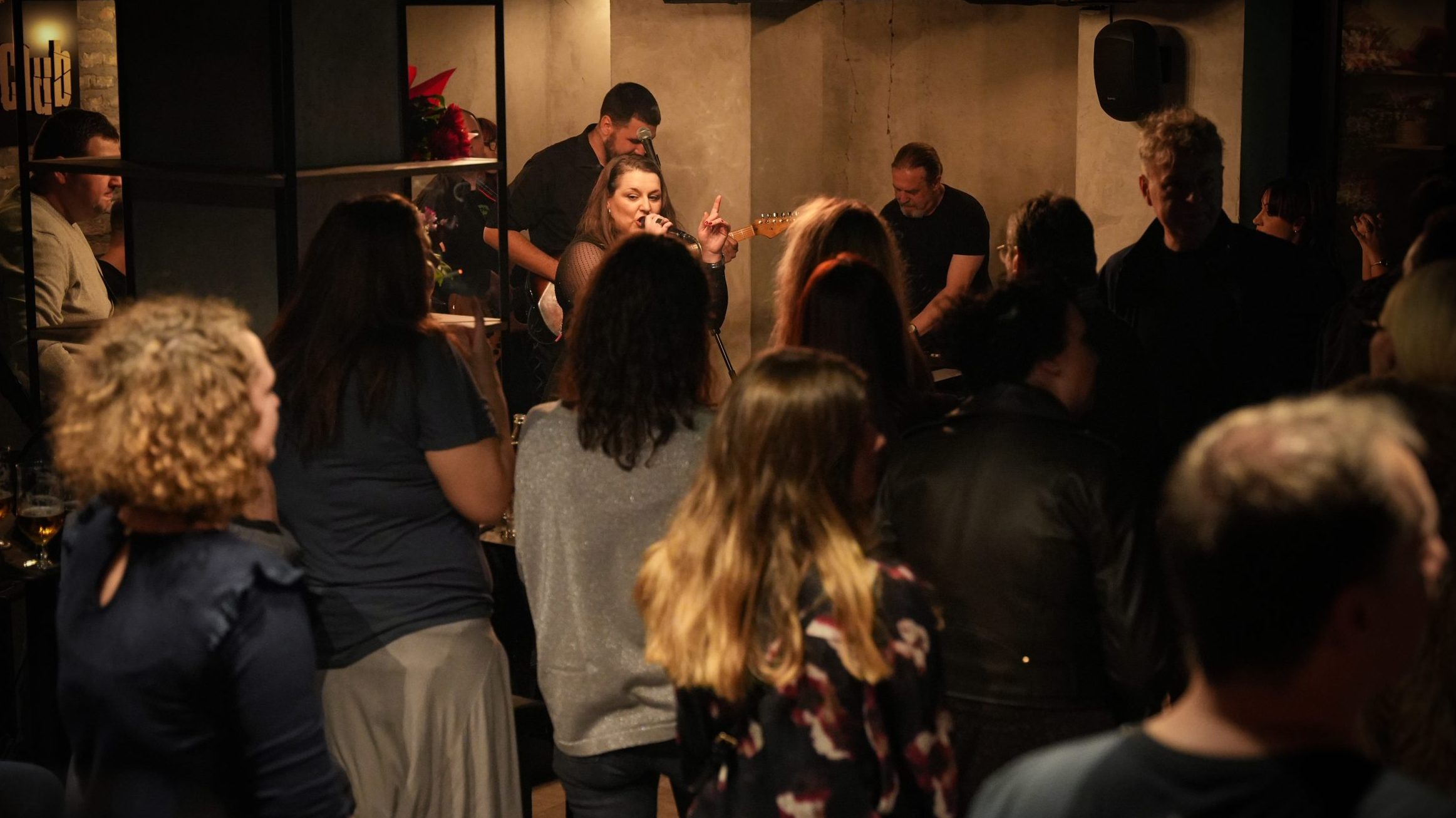 „Buđenje“ u centru grada: Beogradski bend „Vatrom u Led“ održao spektakularnu promociju