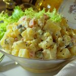 Krompir salatu treba pripremiti ovim redosledom: tako će biti zaista sočna, a ukus savršen