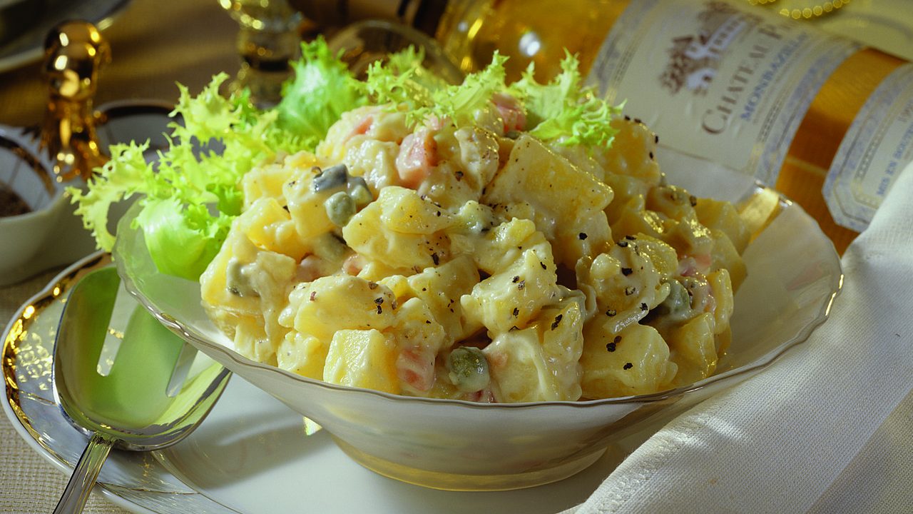 Krompir salatu treba pripremiti ovim redosledom: tako će biti zaista sočna, a ukus savršen