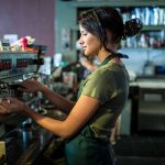 Ovo su plata i bakšiš konobarice u Nemačkoj: "Zarađuje više nego programer sa fakultetom"