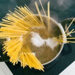 Evo koliko soli stvarno treba staviti u vodu kada kuvate testeninu: Više je nego što mislite